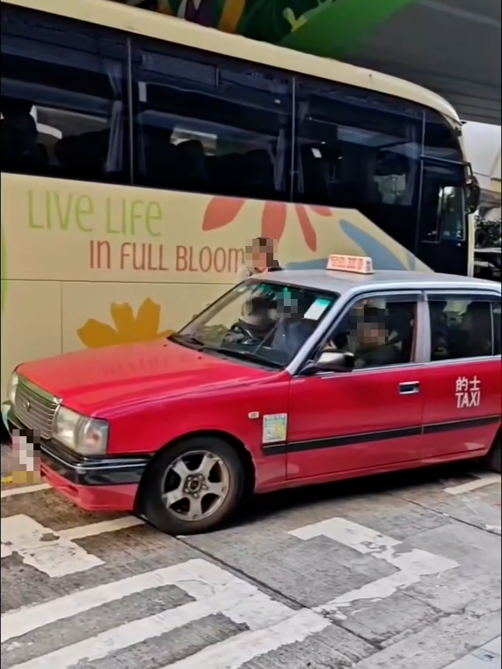 金髮男揮出至少八拳毆打司機，司機用手擋格，亦曾經還擊。（Threads影片截圖／chris168168168）