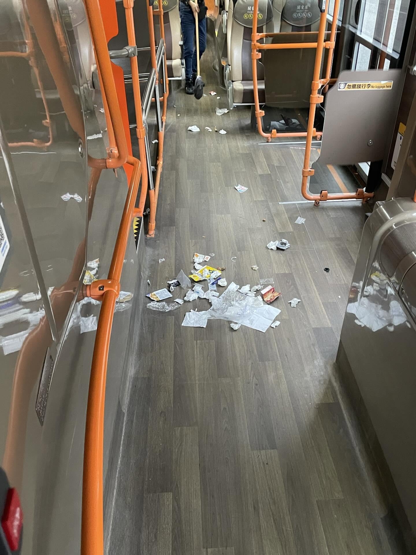 巴士行經港珠澳大橋後慘變「垃圾崗」，清潔姐姐呻「等於十架車嘅量」。(Threads@tkm_peter)