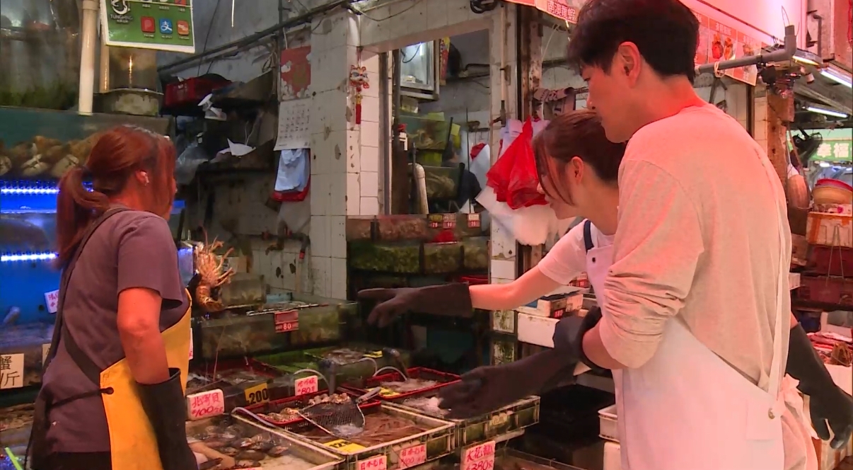 東張西望｜黃翠如孖蕭正楠街市賣魚初體驗　家傳之「保」