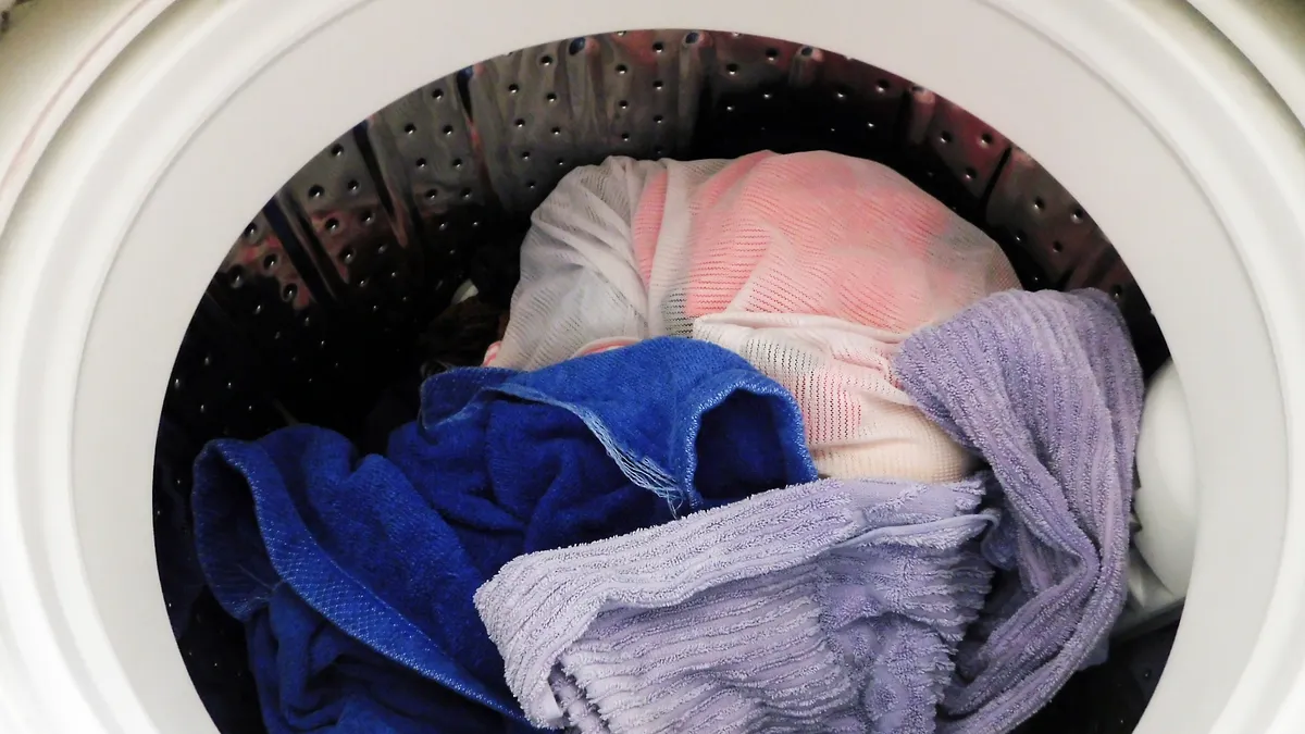 千萬別把6種衣服丟進洗衣機！專家曝7大清洗禁忌，小心衣服被洗壞「機器壽命大減」 | 香港01 | 風生活- 風傳媒