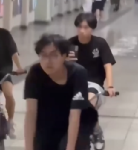 紅磡站隧道內「後生街車黨」踩單車大聲放音樂　網民意見不一