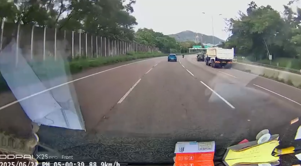 車Cam直擊｜元朗電單車突切線遭撞飛　鐵騎士翻滾倒地跌草叢畫面曝光