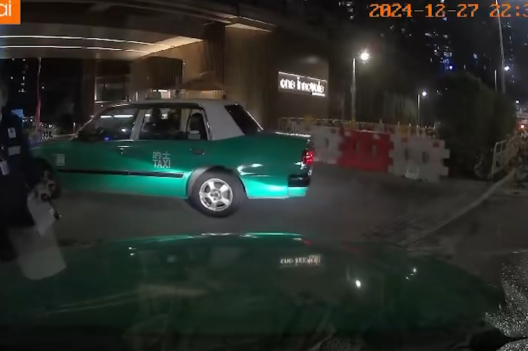 粉嶺的士司機疑嫌短途收車資「發晦氣」被打。(影片截圖)