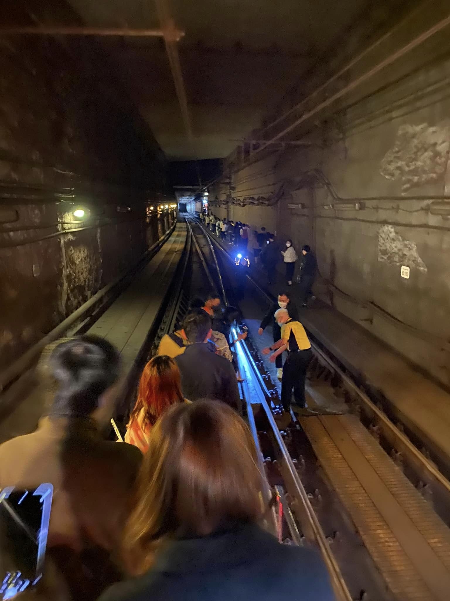 乘客烏燈黑火疏散