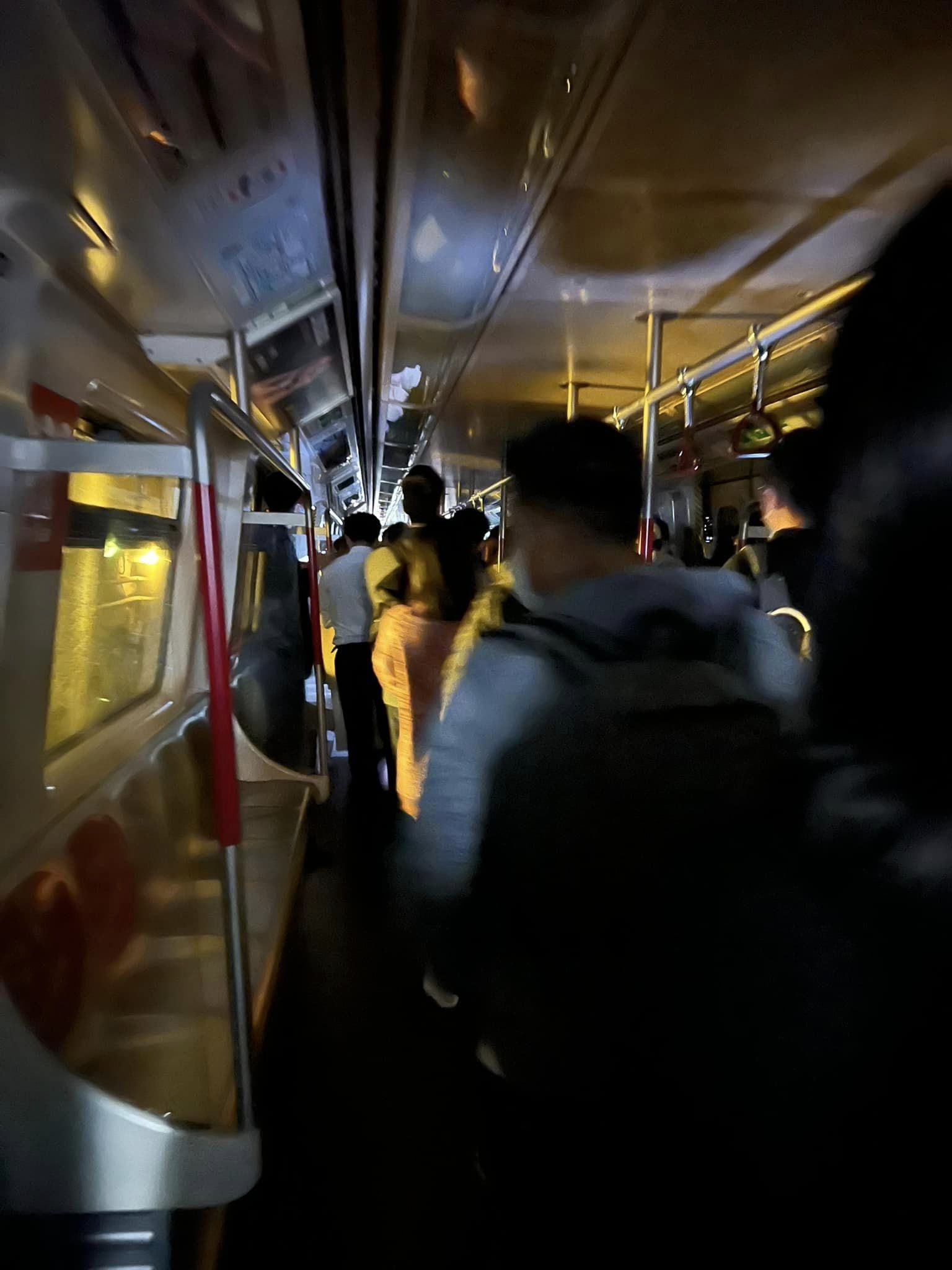 乘客烏燈黑火疏散