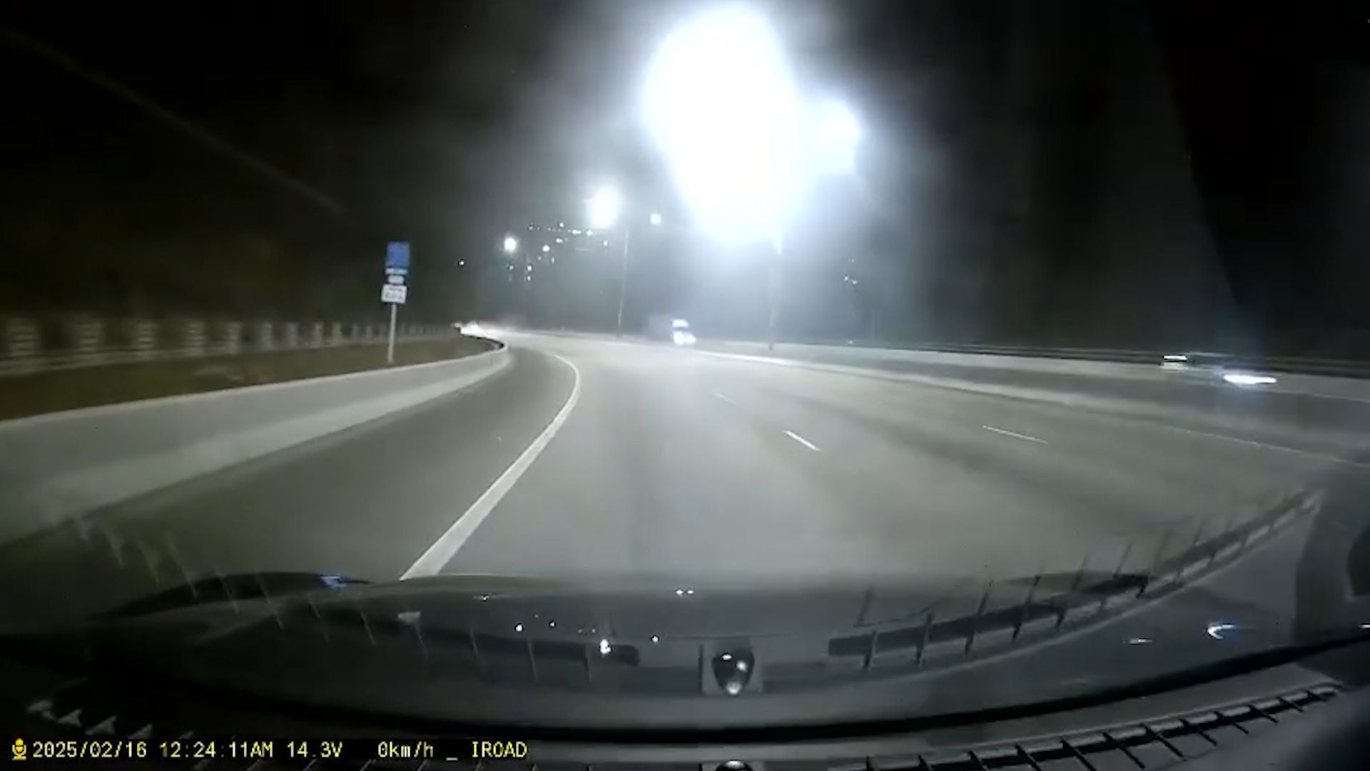 屯門公路私家車疑入彎時「甩尾」。(影片截圖)