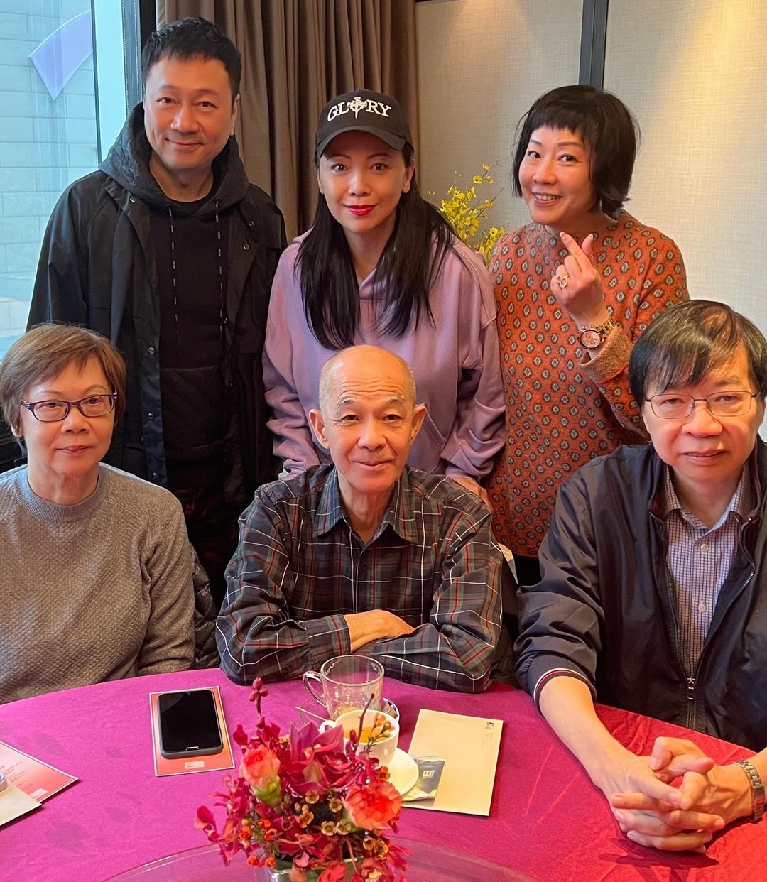 原來「柴九」黎耀祥及「四奶奶」鄧萃雯噚日約咗已退休嘅監製李添勝及金牌編劇張華標飲茶。