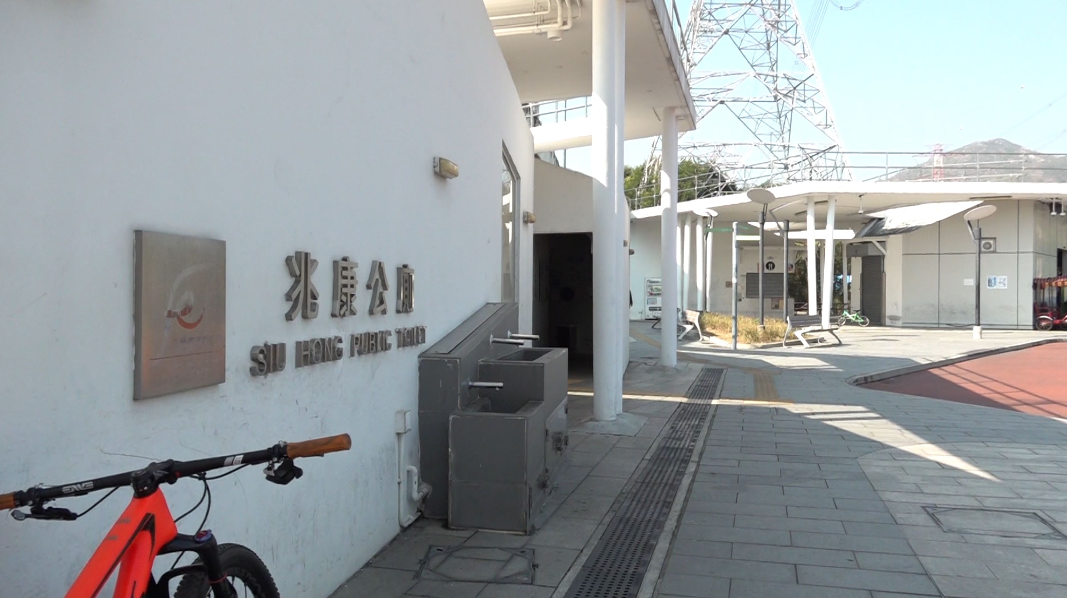 東張西望｜屯門兆康公廁遭連環破壞　濕廁紙貼滿天花　疑與燒單車童黨有關