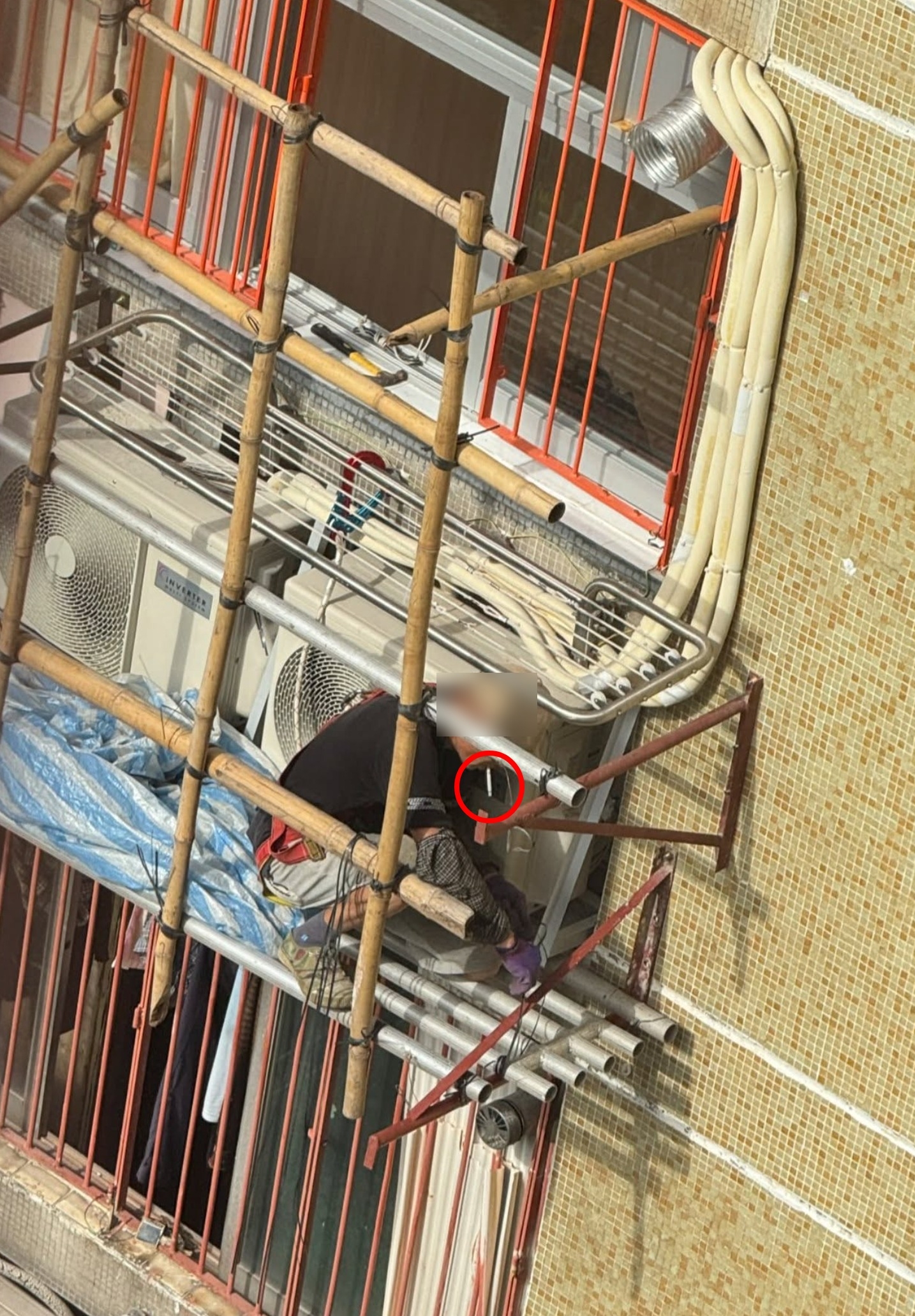 東張西望報料｜竹園邨男工疑棚架上吸煙開工　「血的教訓」後仍照食煙　街坊質疑罔顧安全 （FB@黃大仙區友(黃大仙，新蒲崗，鑽石山，慈雲山......)）
