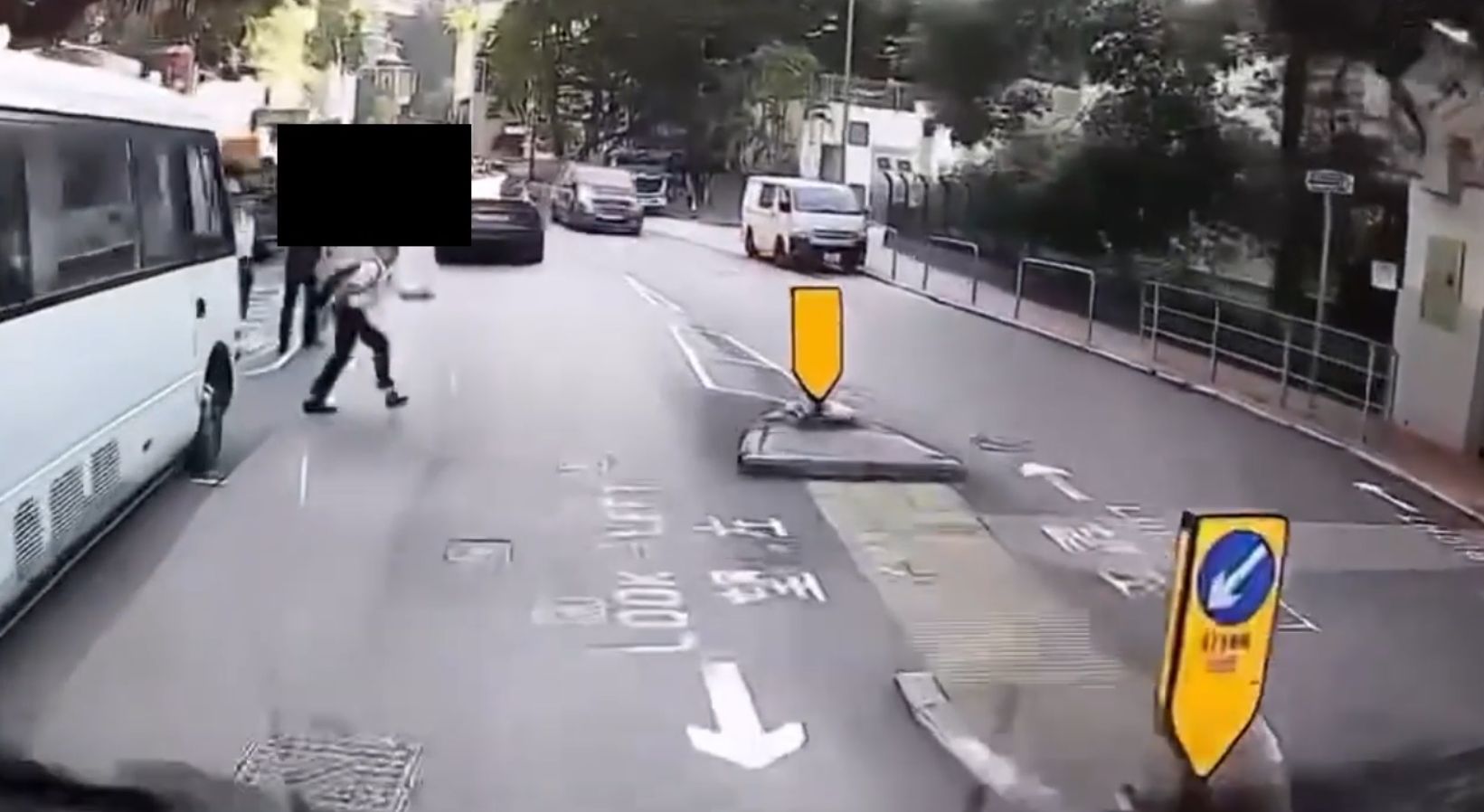 車Cam直擊｜中學生亂過馬路「跳出跳入」
