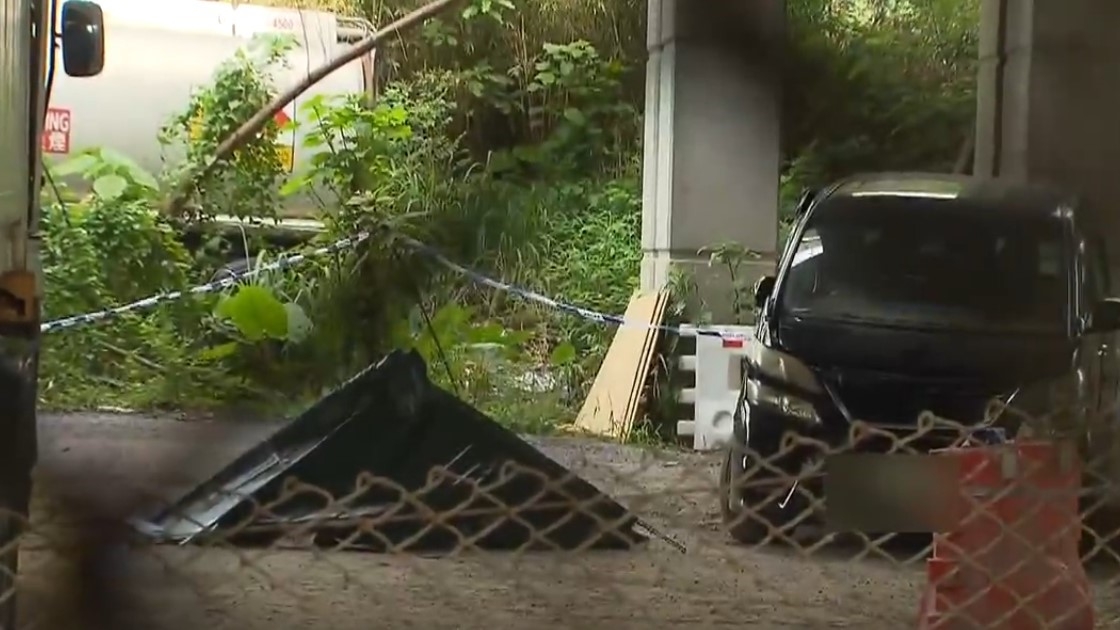 現場消息稱，死者頭部有刀傷，停泊在附近的一輛七人車上亦有血跡。