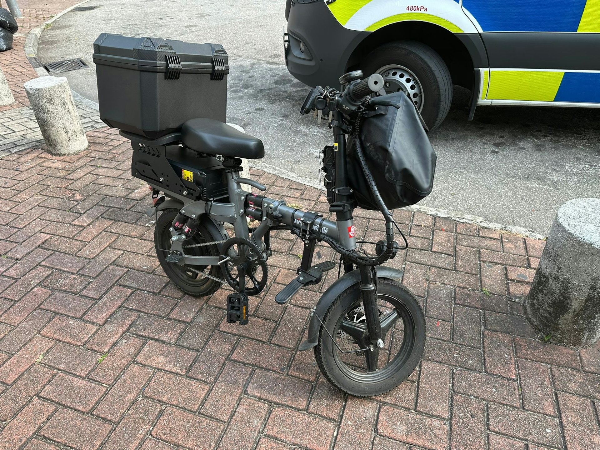 27部電動單車及兩部電動滑板車被警方扣查。（警方圖片）