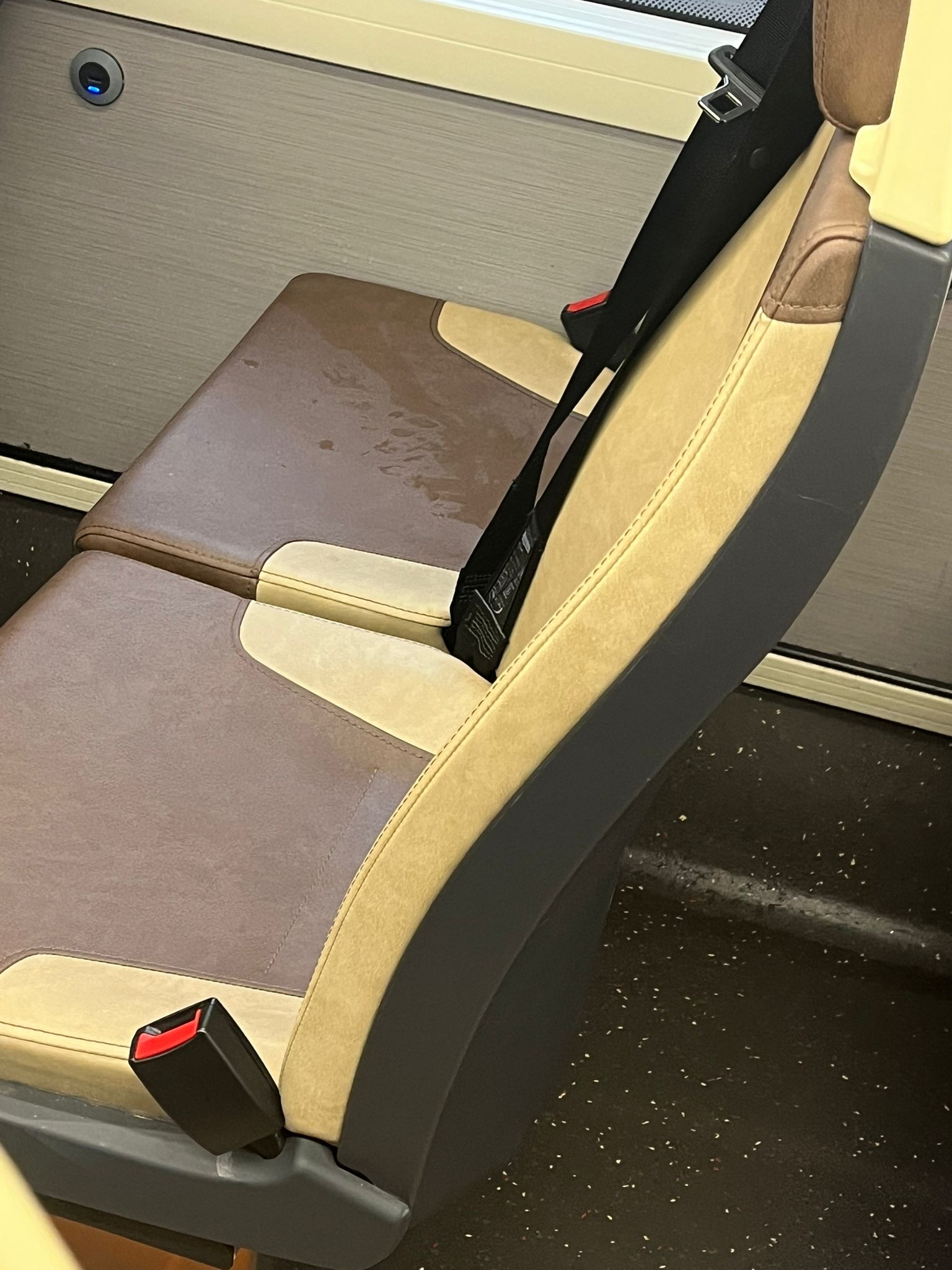 東張西望報料｜巴士驚現「不文明行為」乘客車廂內公然小便　座椅留尿漬惹公憤 （觀眾黃先生（化名）報料）