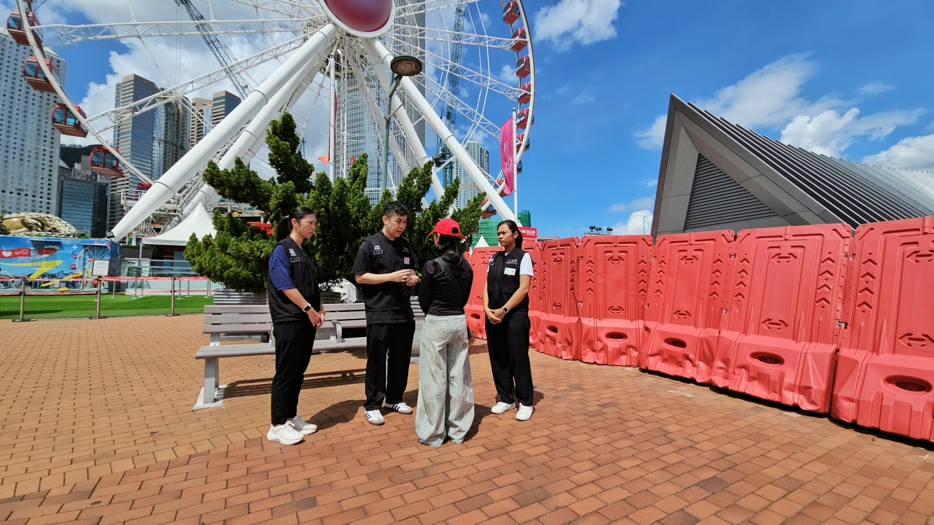 入境處人員在行動中拘捕10人。（入境處圖片）