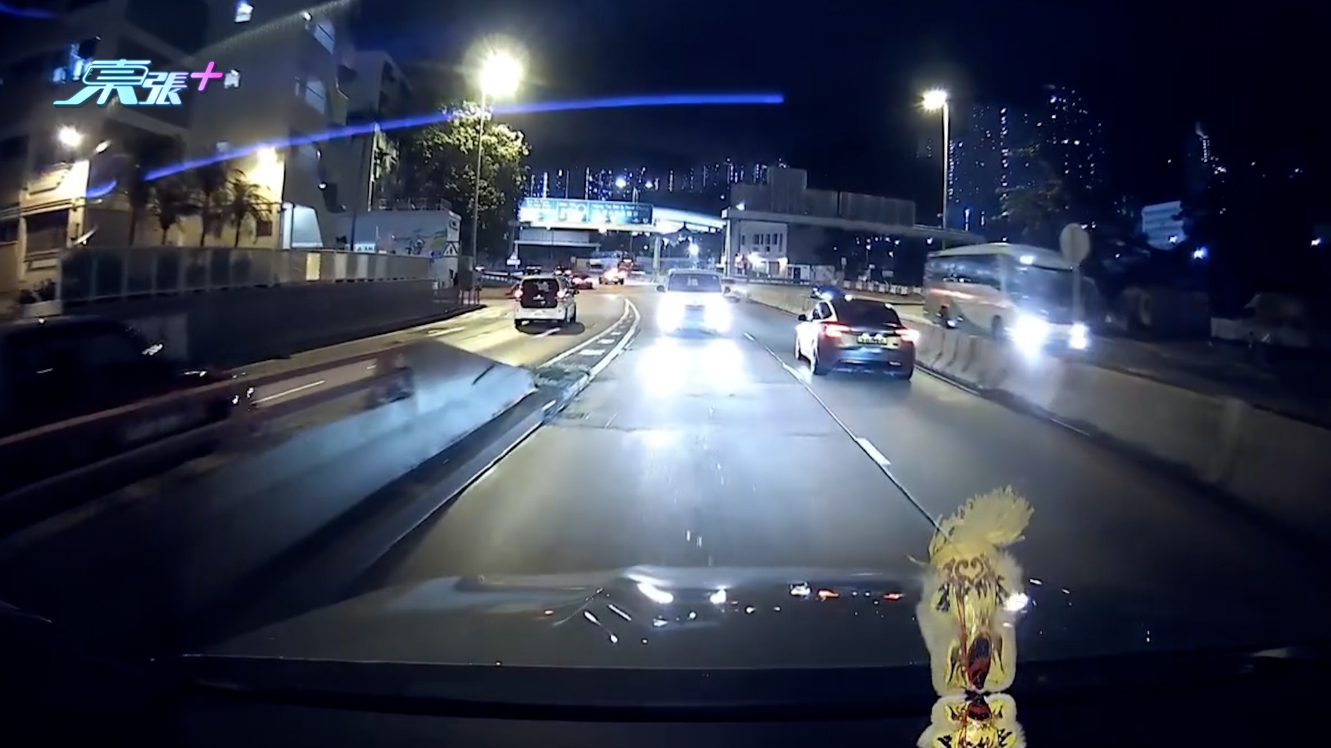 車Cam直擊｜龍翔道天橋「大懵司機」反方向逆線行車　片主：真係R爆頭 （FB＠Gary Chong／車cam L（香港群組））