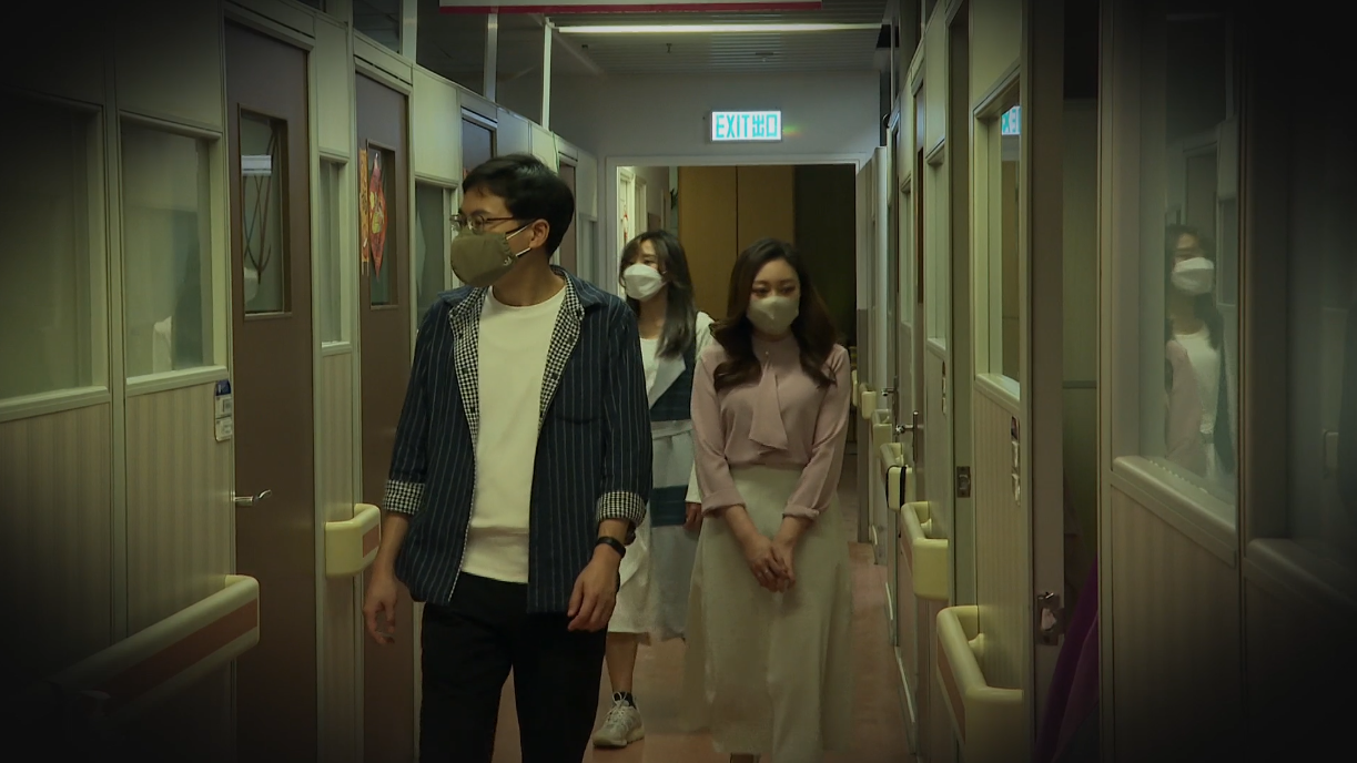 三位主持方東昇、黃曉瑩及李曉欣帶觀眾感受一下老人院的日與夜。