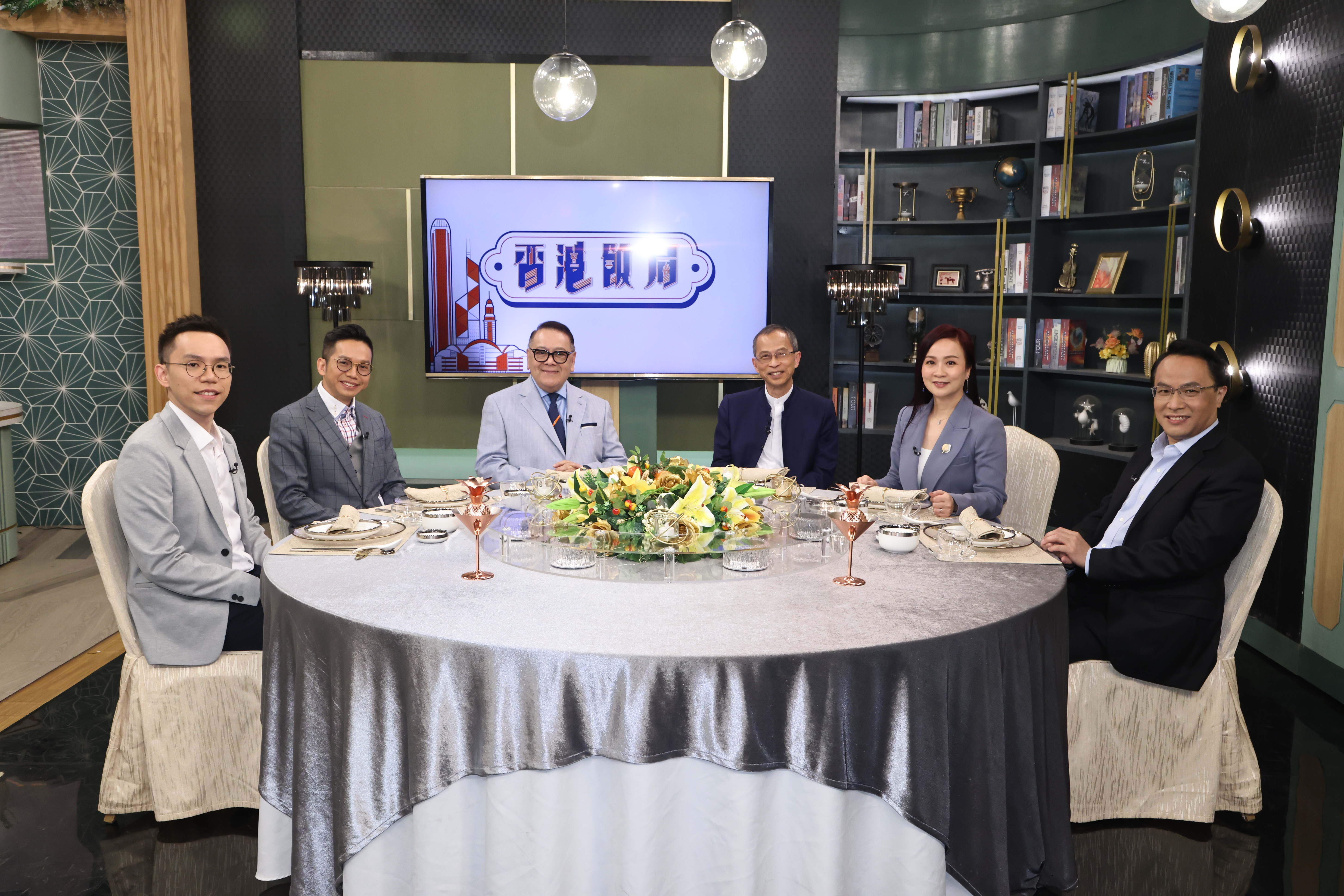 第六集《香港飯局 》一齊探討長者退休生活保障及邪教性侵女教徒事件 。