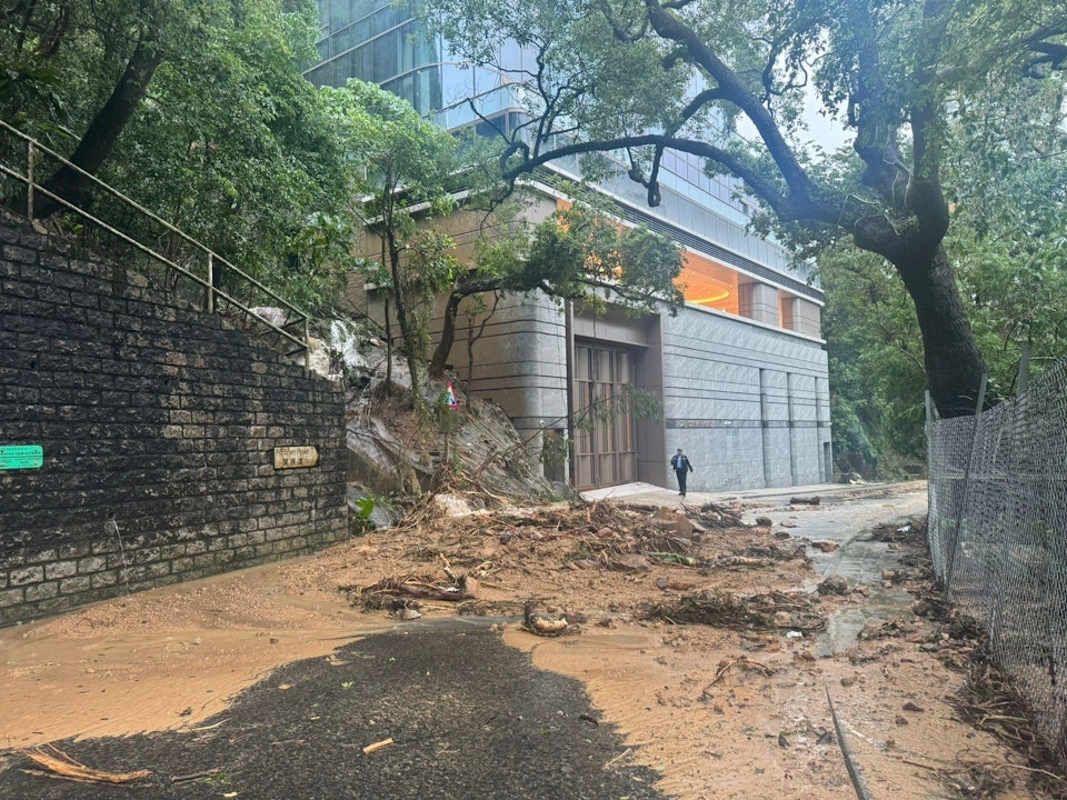 半山寶珊道出現山泥傾瀉。（Geo Channel 土力場 Facebook）