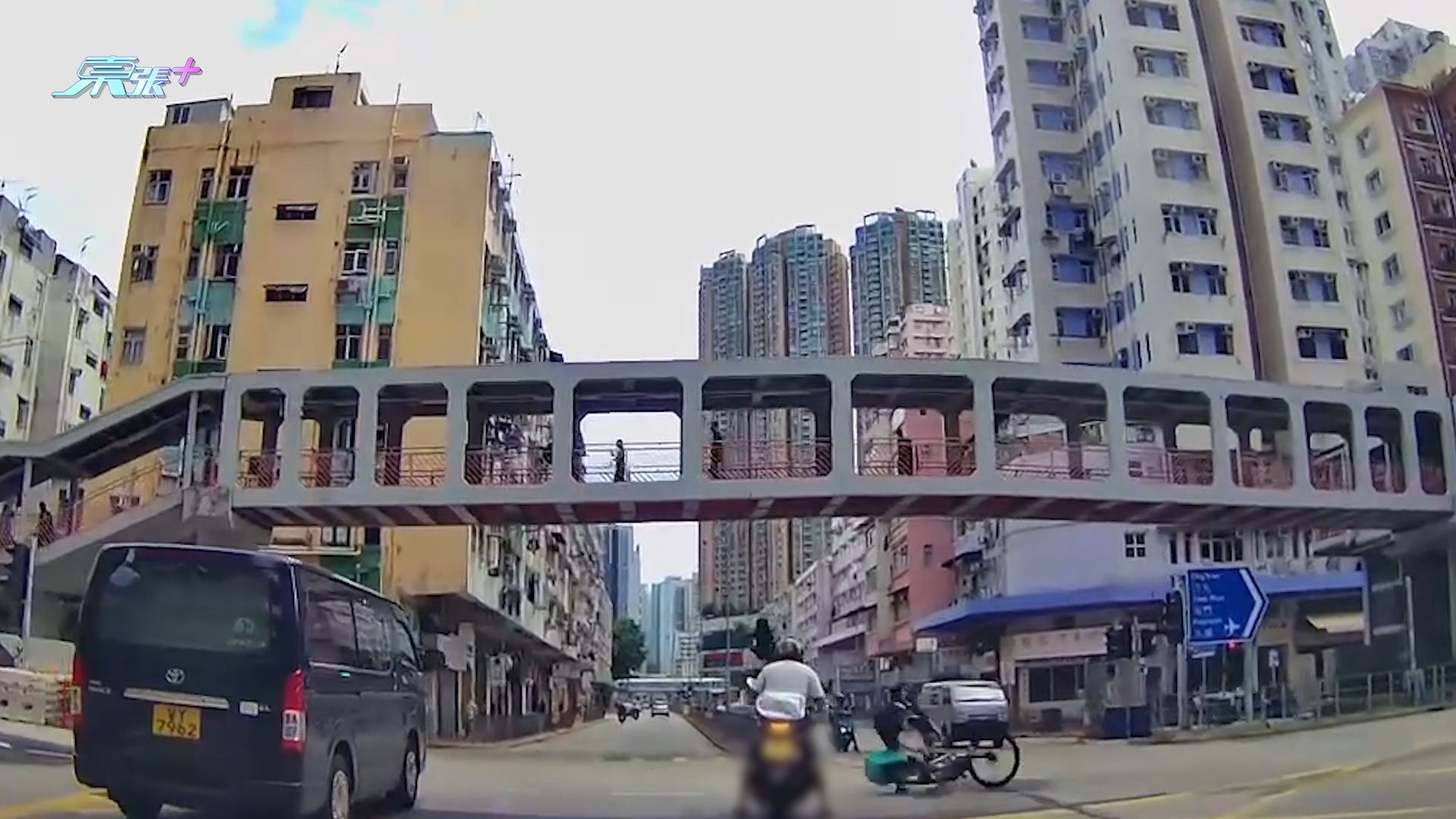 車Cam直擊｜荃灣電單車VS電動單車　馬路橫行撞鐵騎士仲反鬧對方