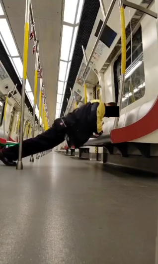 港鐵職員車廂猛做掌上壓影片瘋傳　1分鐘做73下耐力驚人　港鐵有回應