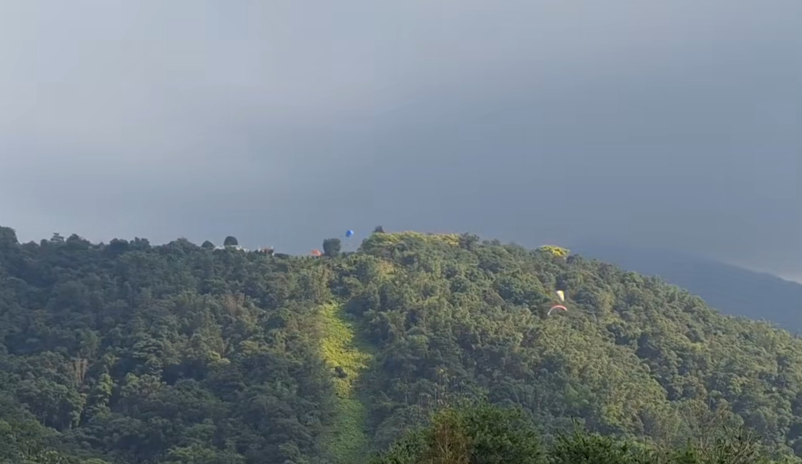 香港一名遊客於上周六（11月8日）赴台灣南投埔里虎頭山進行滑翔傘活動，期間與另一名滑翔傘玩家在空中相撞，導致傘具與飛行者一同墮入樹林範圍，幸無人受傷
