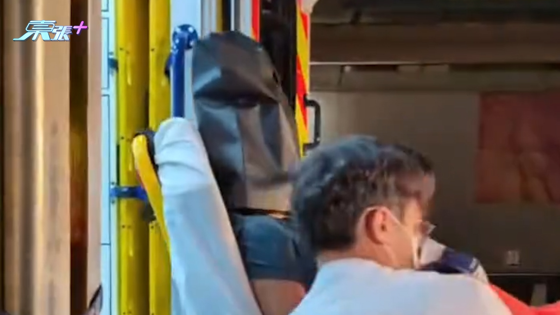 醉漢鳳樓尋「撳鐘仔」59歲單戀對象　被拒門外後激動持刀威嚇　遭警制服