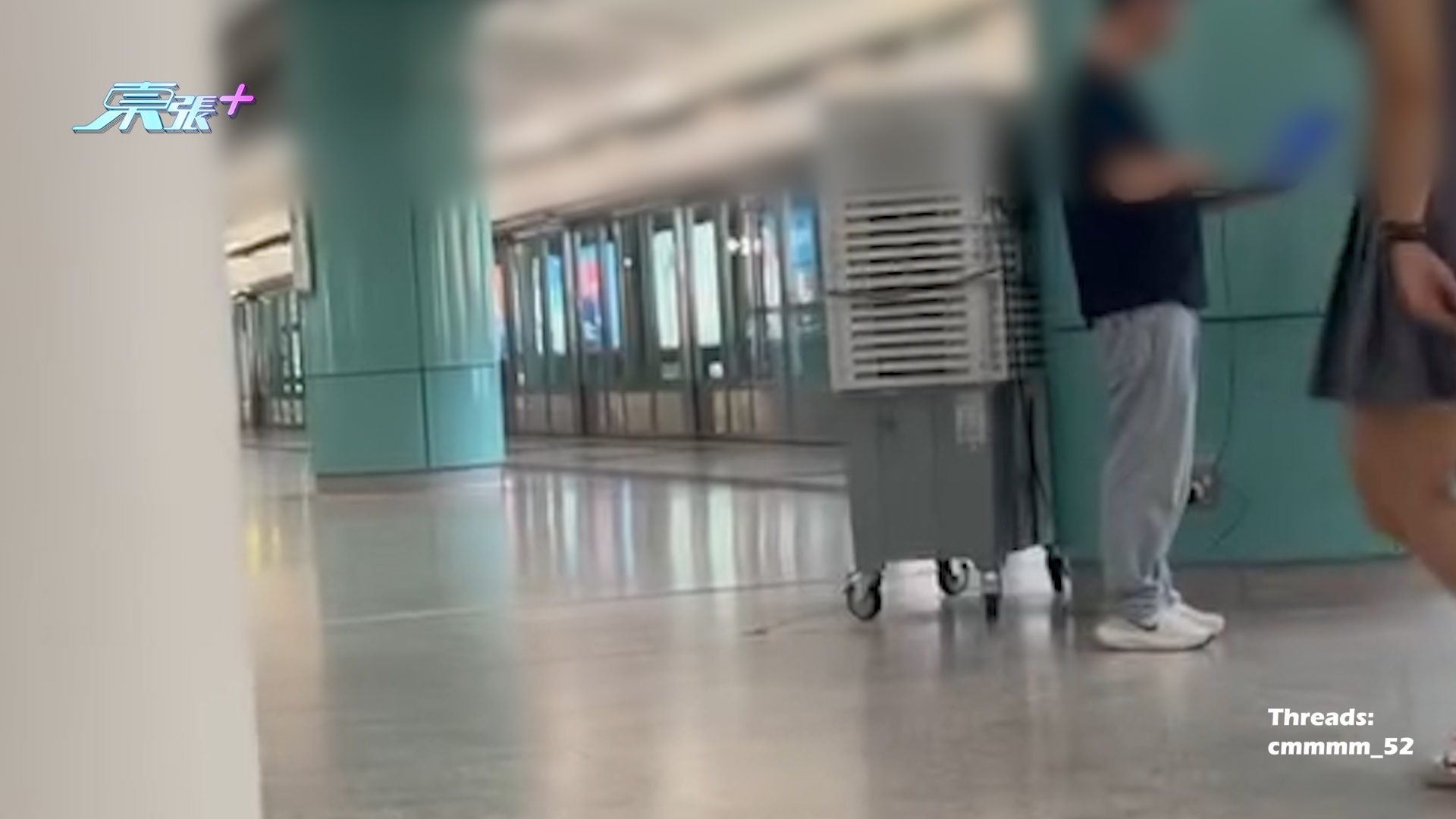 港鐵男子月台用職員插座偷電　充完電腦充手機全被拍　中港網民正反熱議