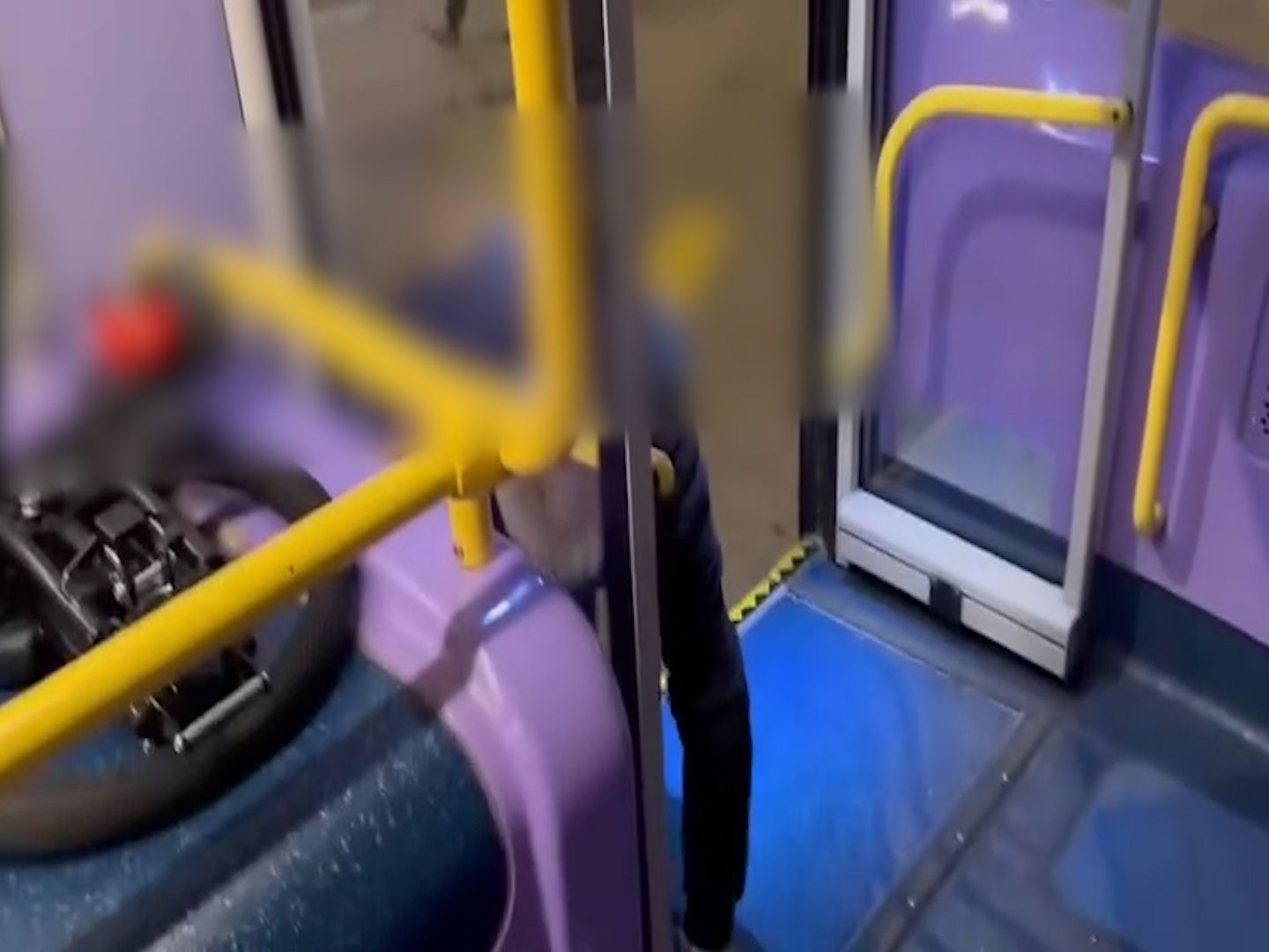 香港仔女車長被阿伯發難大鬧，只因輪椅婆婆未上到車？(影片截圖)