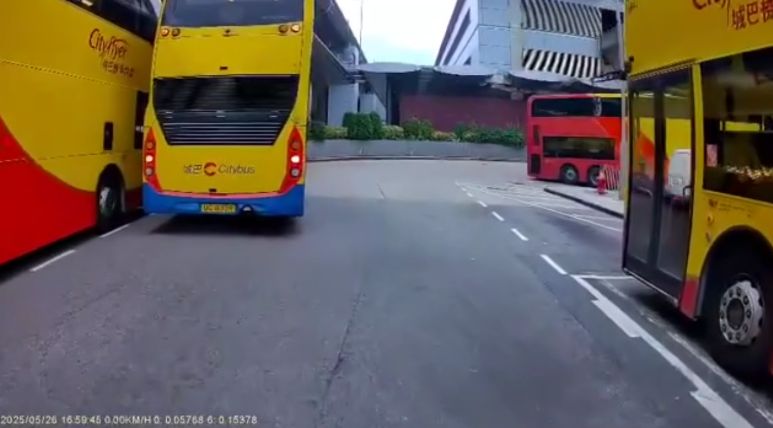 車Cam直擊｜兩城巴機場碰撞車長伸手截停前車