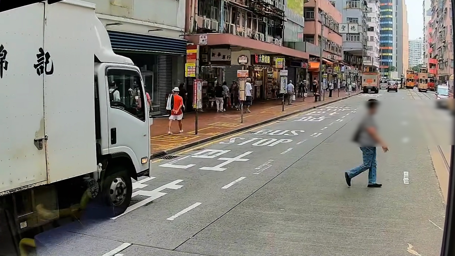 車Cam直擊｜阿姐「大地任我行」無視響安亂過馬路　網民怒斥不負責任 （FB@VibrantLobster1118）
