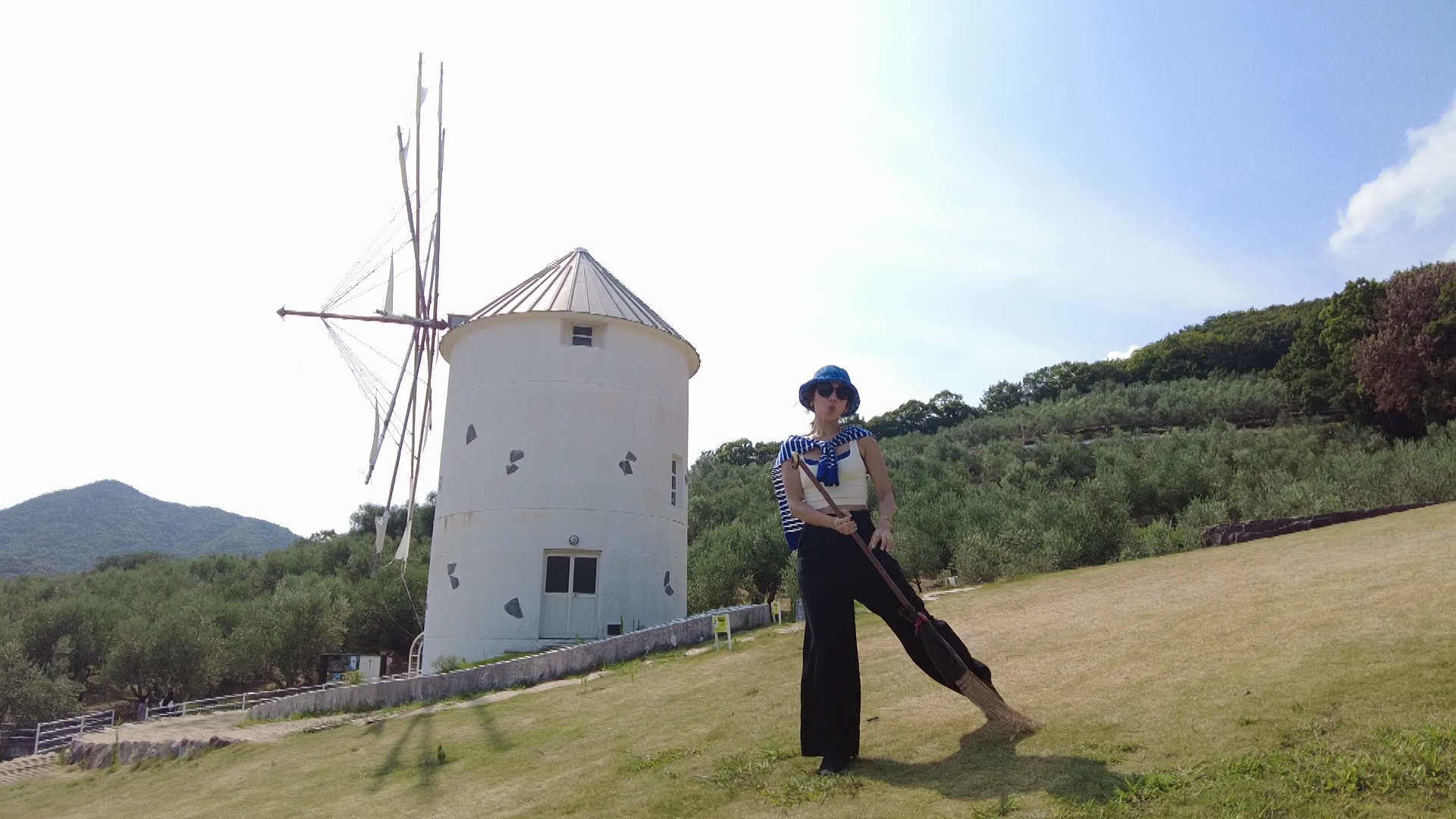 Lesley喺電影版《魔女宅急便》取景地打卡。