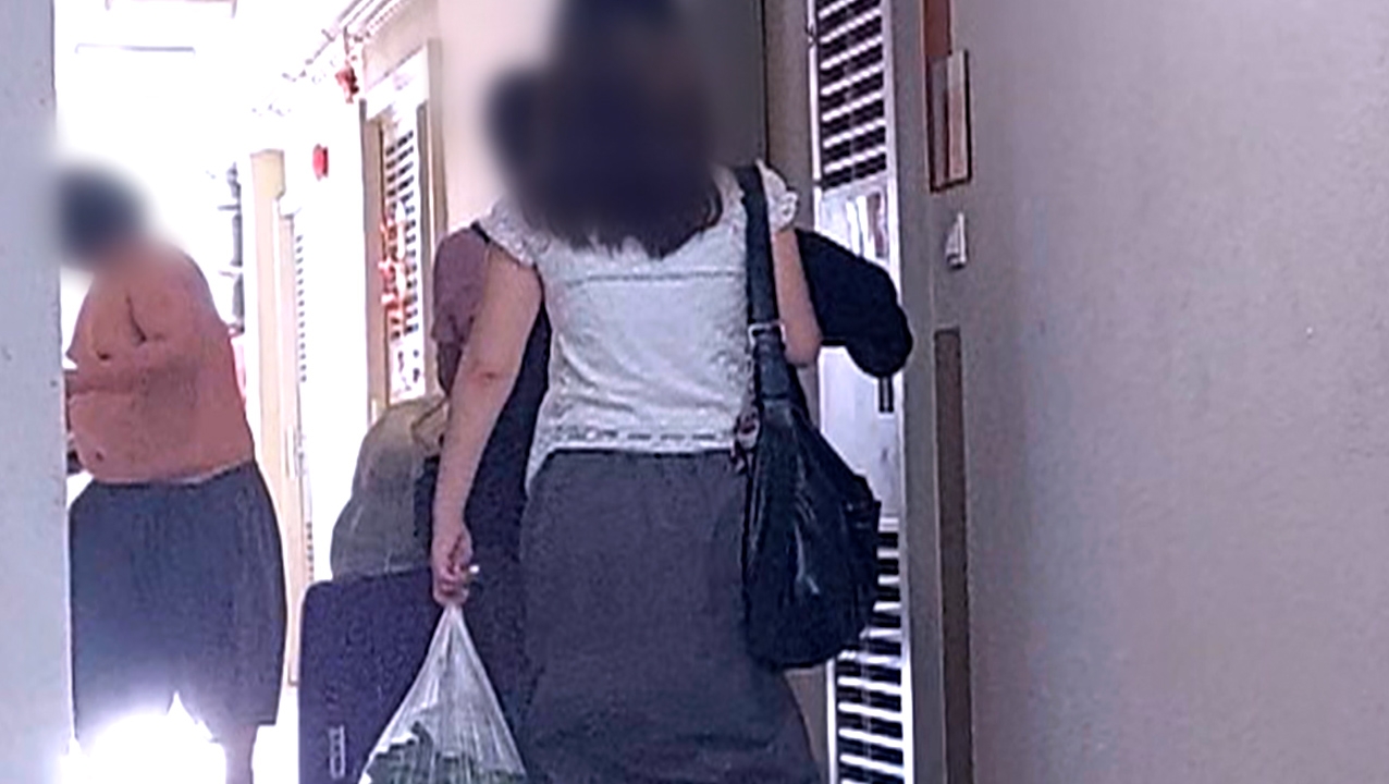 有母女途經時更被他步步進逼，嚇到即時逃入屋內。