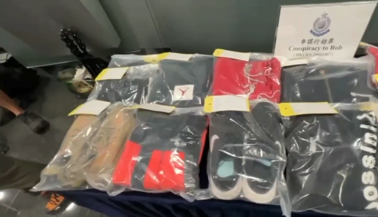 上環10億日圓劫案部分證物。(警方社交平台影片截圖)
