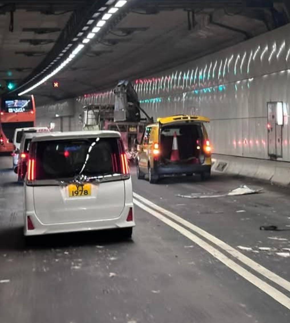 屯赤隧道吊臂車失控掃毀20米護牆板。(網上圖片)