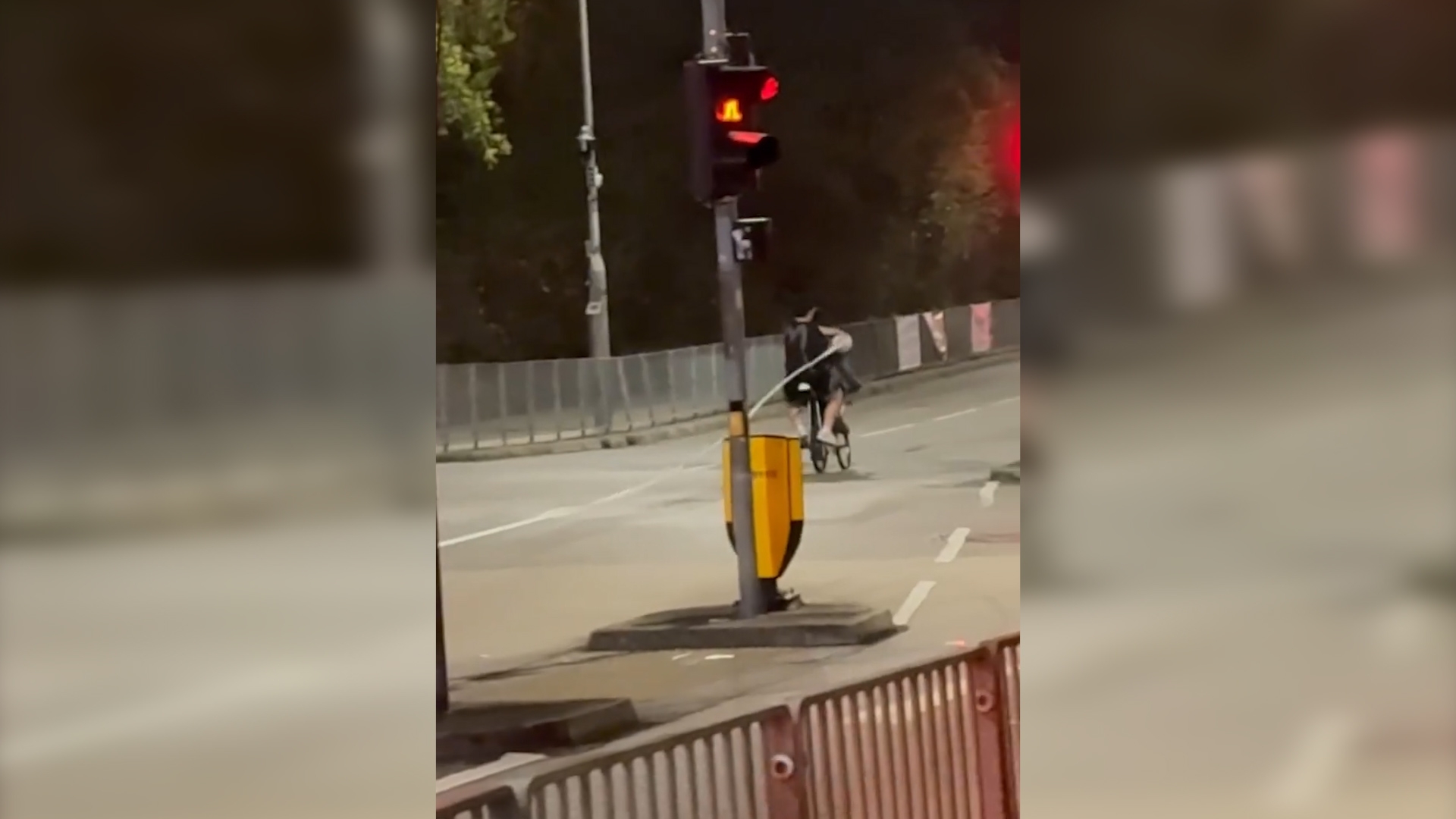 荃灣二人組路上揸電動單車被拍　仲拎廁紙大玩「行為藝術」被批擾民