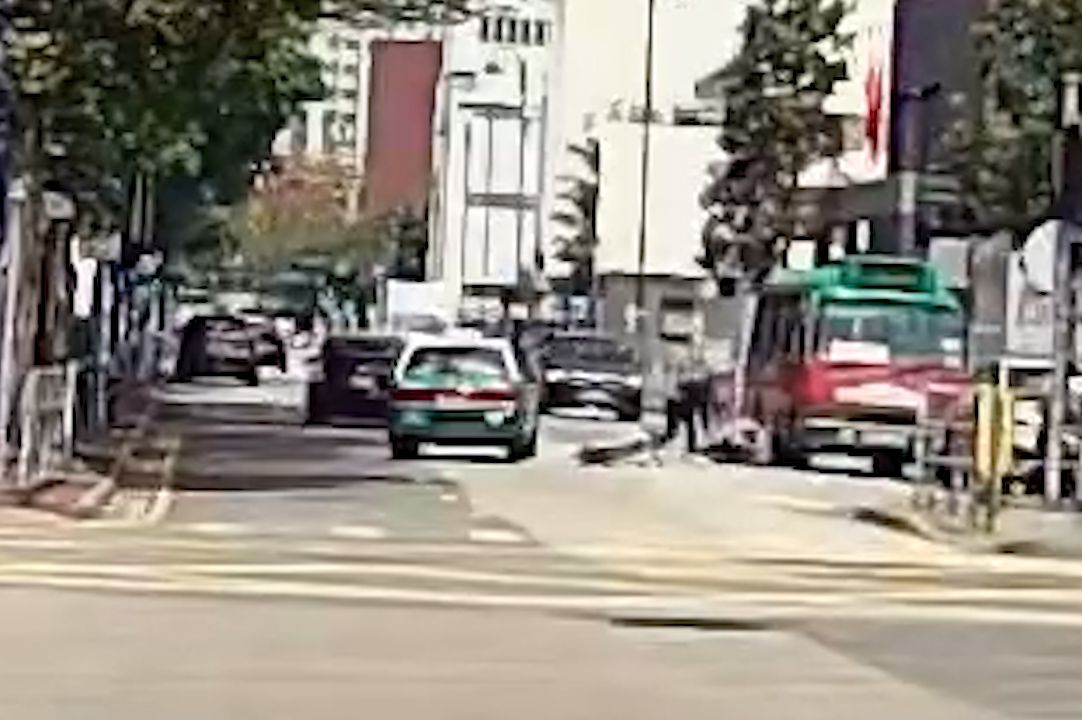 馬路MMA｜元朗單車友大戰綠的司機，互毆打到撞落小巴勁精彩。