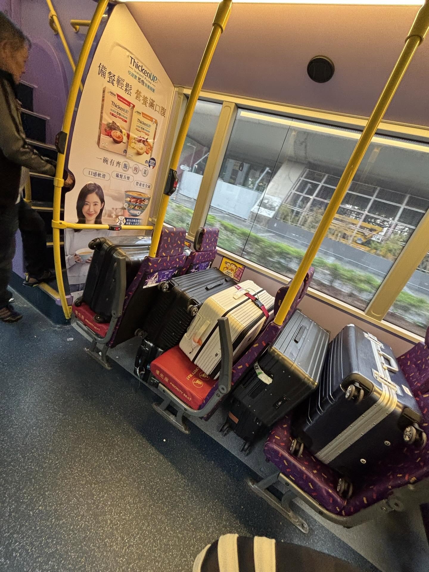 巴士關愛座變行李架全堆滿行李喼　乘客Po網質問：司機無出聲？(Threads@yi_chen_77)