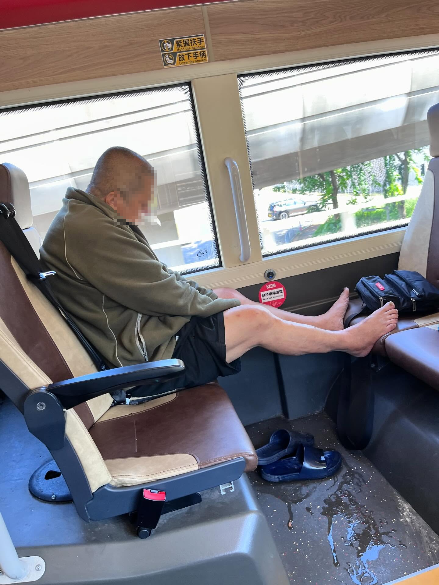 九巴阿伯車廂內當眾小便行為噁心　滿地尿液周圍流動　乘客：成個人呆咗(Threads@au_yeung865)