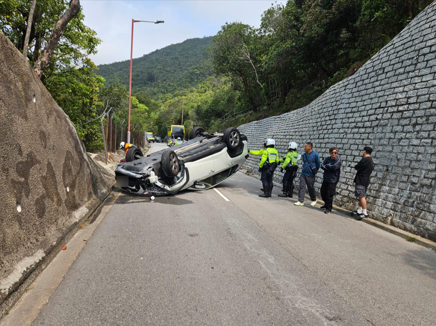 石澳道Tesla私家車失控自炒「反肚」來回全線封閉　網民：拍戲呀？(FB@bosco chu)