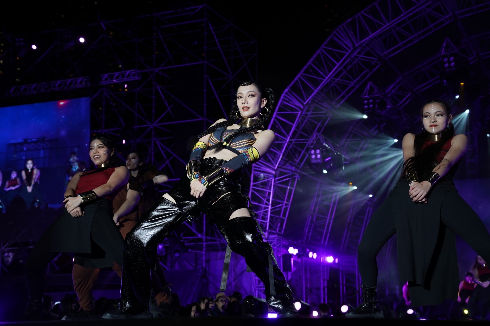 王君馨喺寒冬中送上勁歌熱舞。