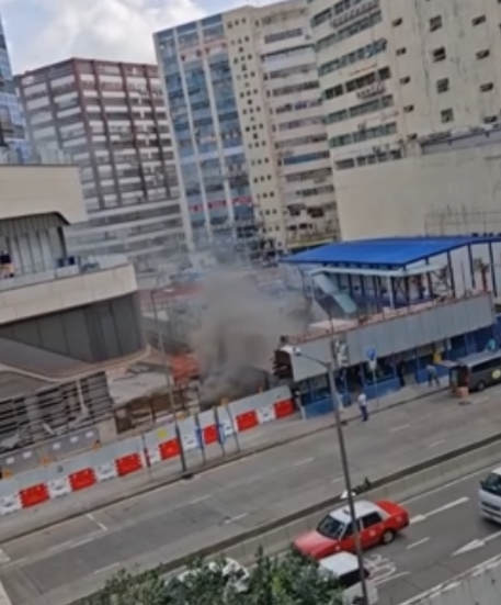 有片｜柴灣道地盤電錶箱起火噴火花
