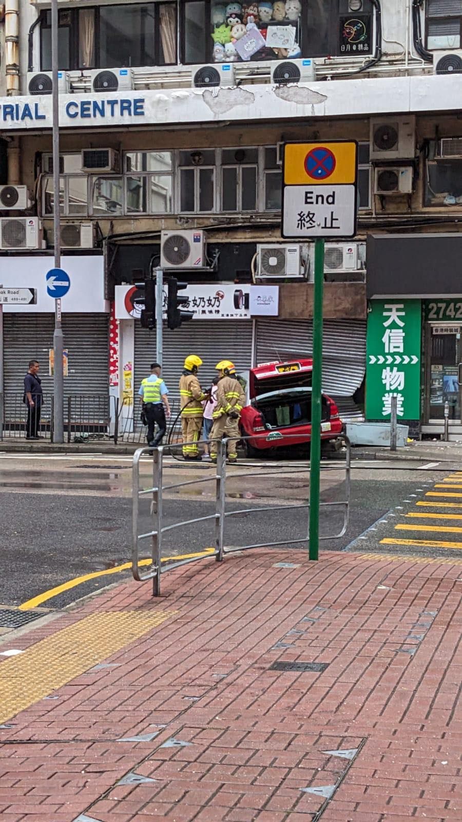 荔枝角「的士自炒」失控直撞地舖鐵閘