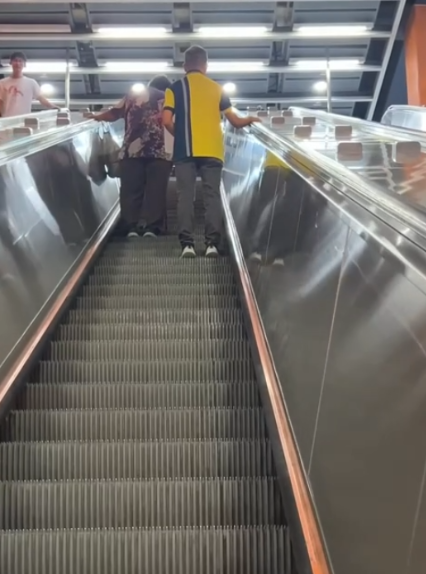 港鐵職員陪婆婆遊電梯河從後守護　極暖心獲網民激讚「一絲不苟」