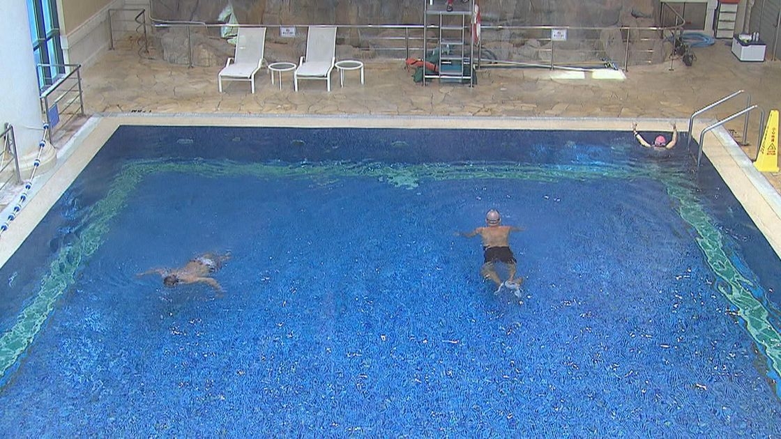 泳池「扮專業」無牌救生員遭食環署揭發用假證開工　被判囚兩個月