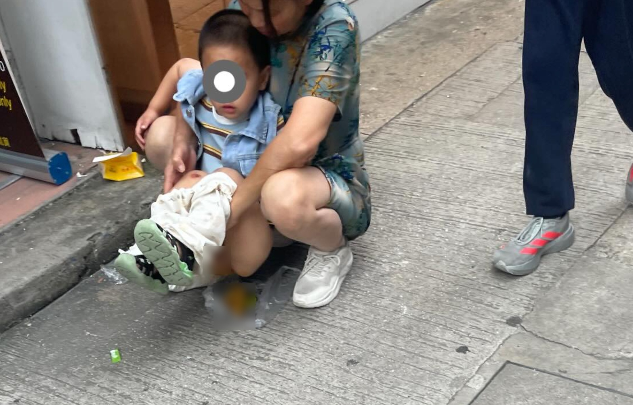 東張西望報料｜五一黃金周「遍地黃金」小孩當眾便溺　街坊挪揄：狗都係咁 （Threads@hater.31971771）