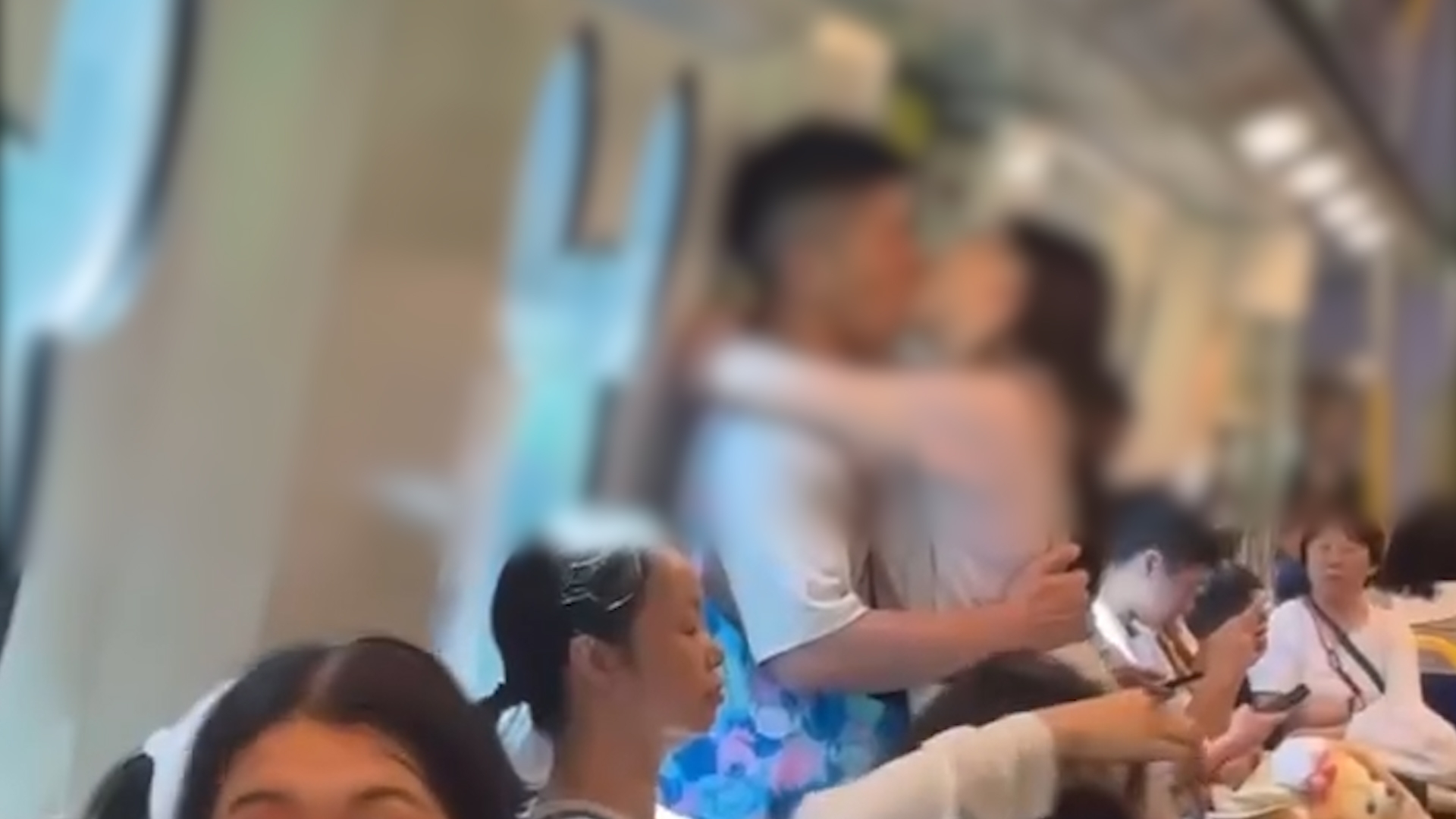 港鐵迪士尼綫車廂情侶忘我激吻全被拍　網民精警回應：帶你進入奇妙世界