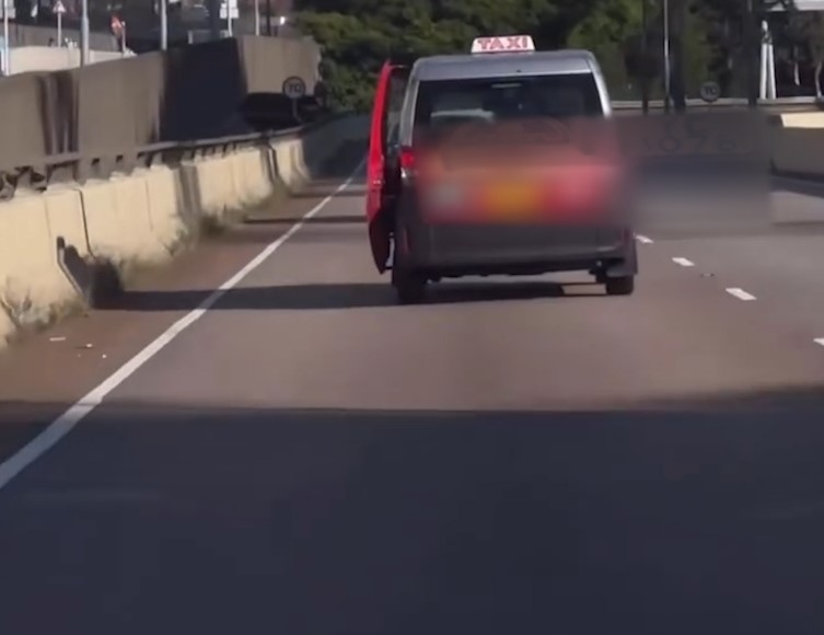 車Cam直擊｜東區走廊的士車門未關「照開車」　疑小露寶電門失靈