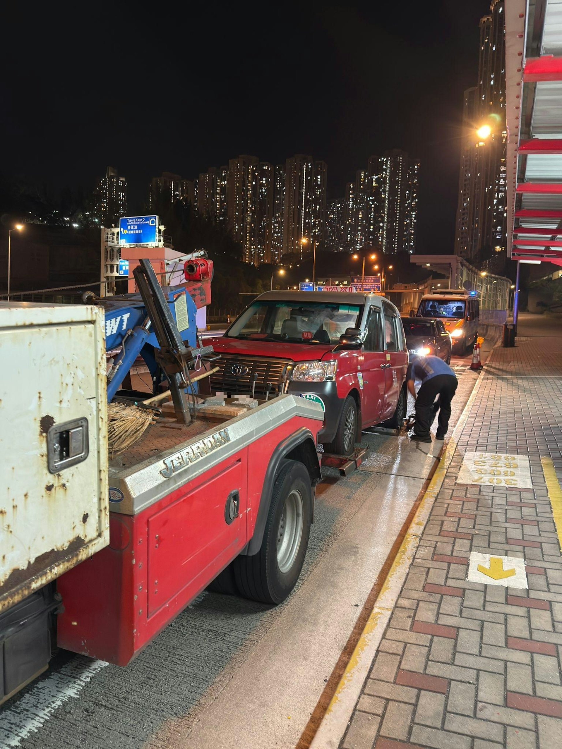 一輛涉案市區的士被警方扣留調查。（警方圖片）