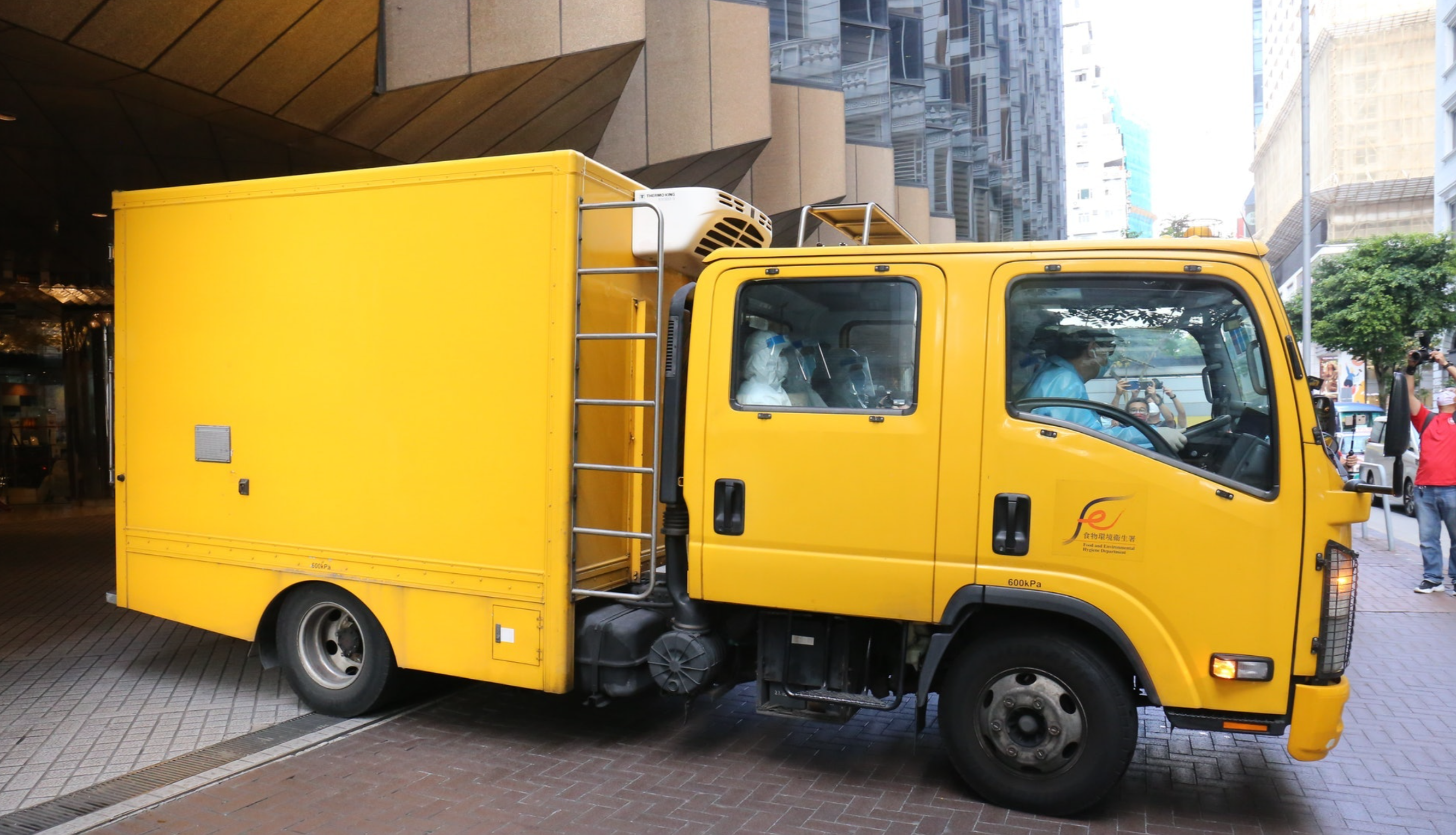 有人指食環署黃色貨車甚像「黑箱車」，更有人一度以為這是運載遺體的「黑箱車」