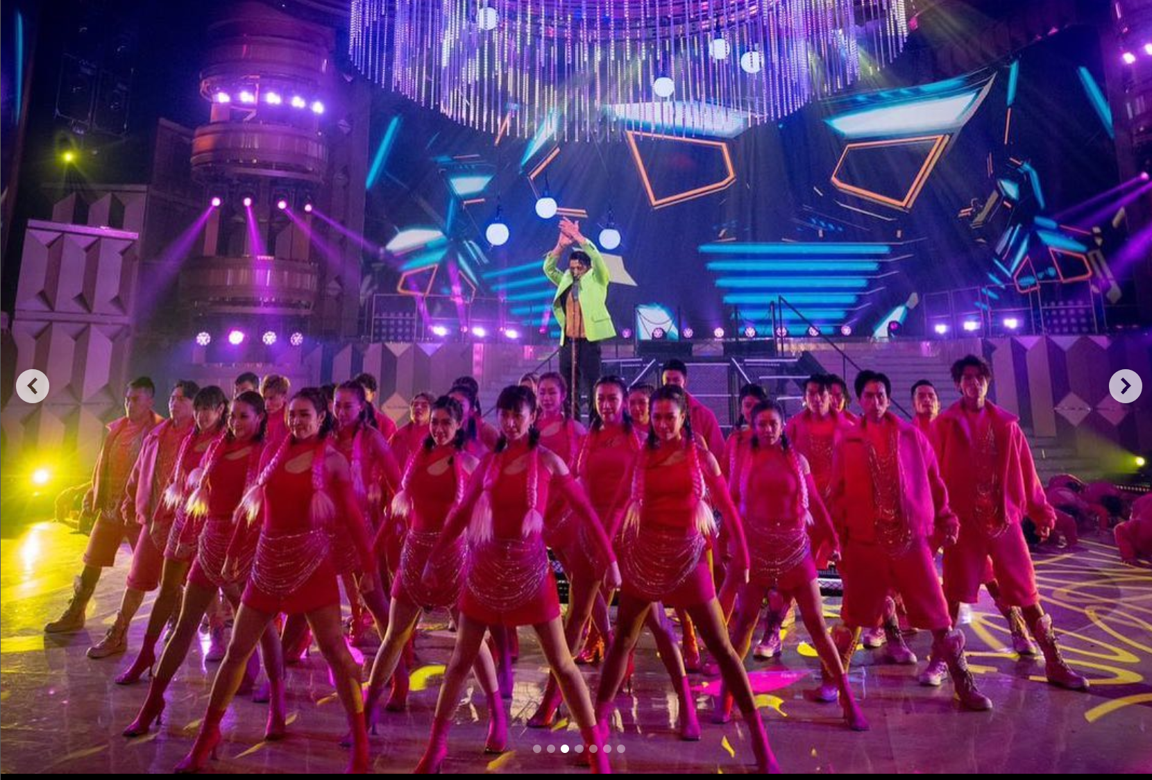 Aaron在社交平台分享他與眾年輕舞蹈員的演出照片